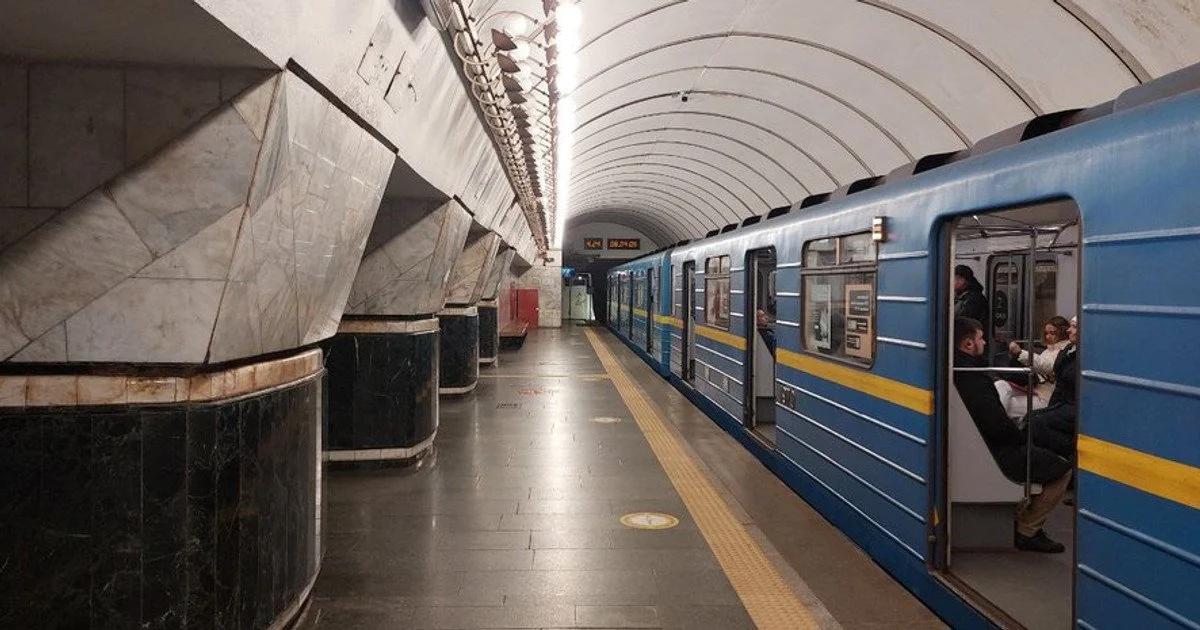 У Київському метро тимчасово змінили рух поїздів через повітряну тривогу