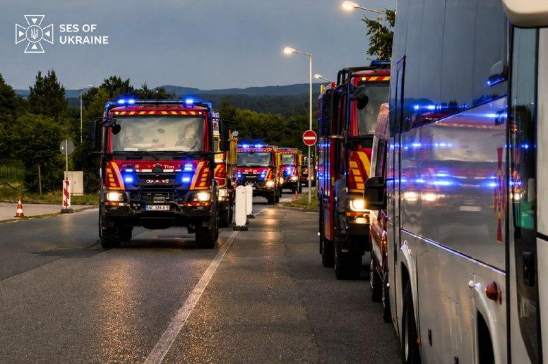 У Франції місцеві жителі оплесками зустріли українських рятувальників