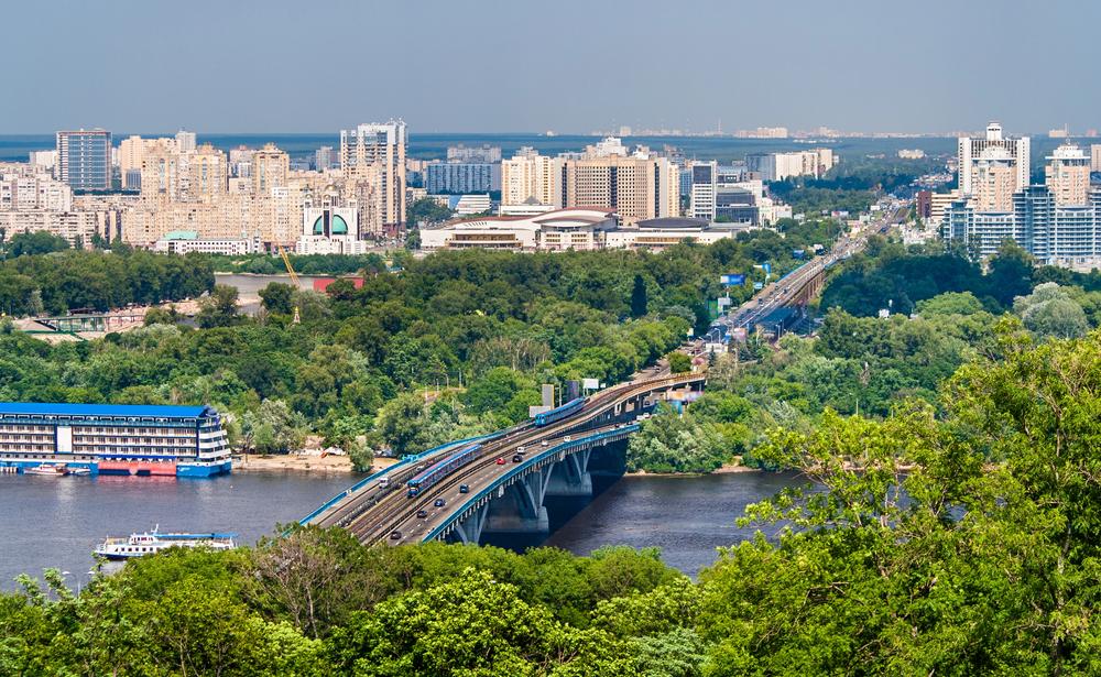 На мосту Метро на всі вихідні обмежать рух