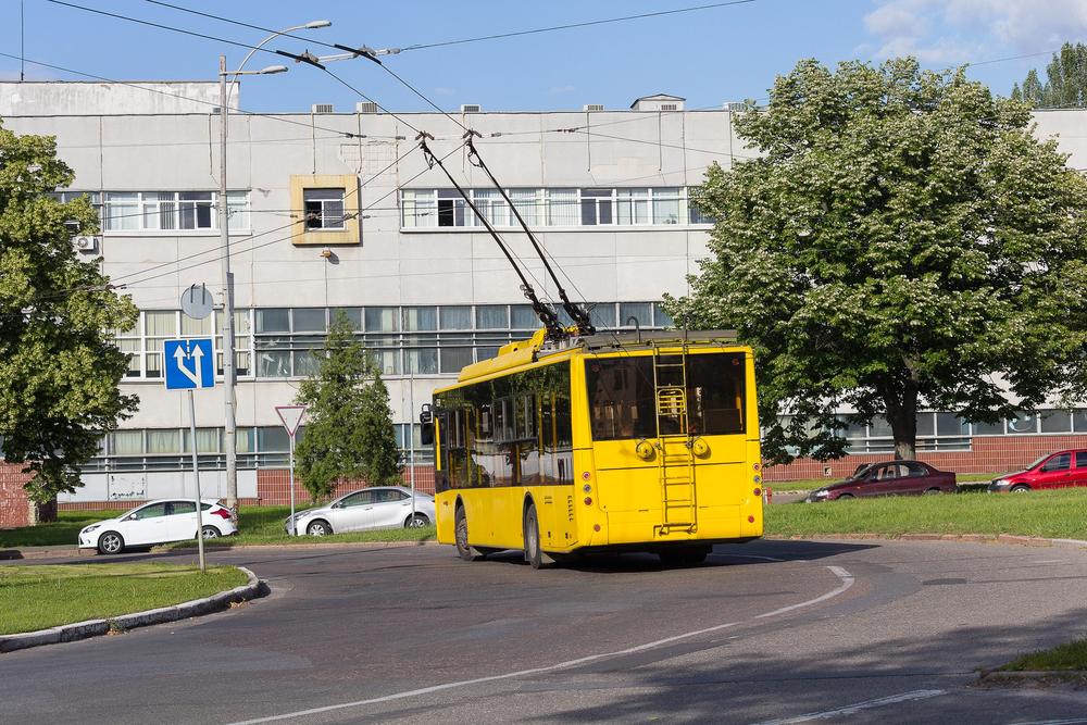 Через нічну атаку громадський транспорт Києва курсує зі змінами
