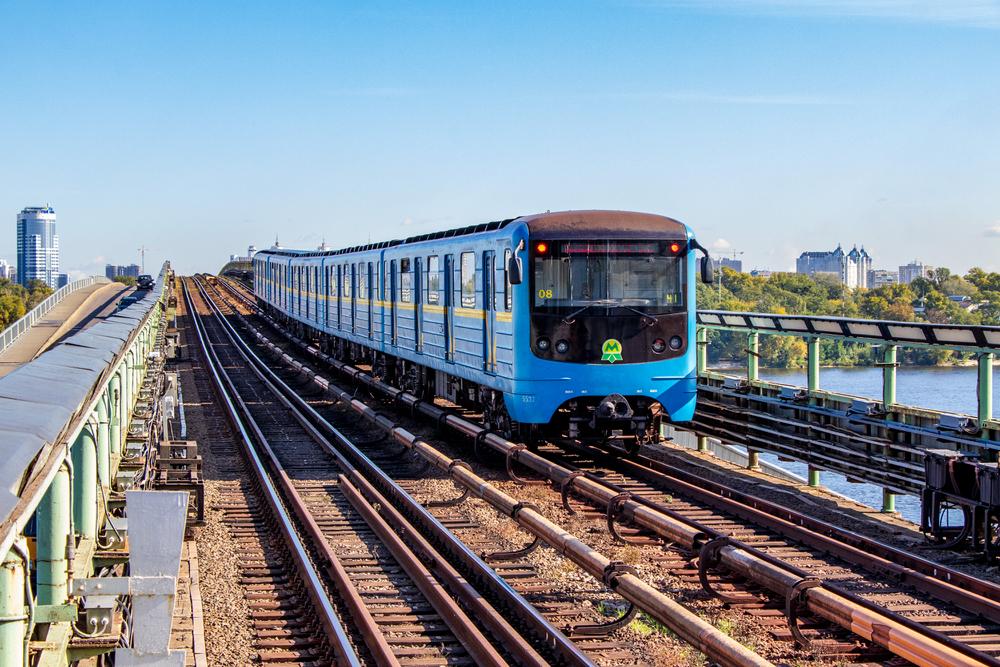 У Києві обмежать рух мостом Метро