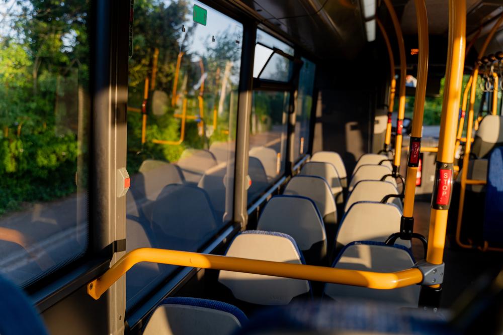 На лівому березі деякі автобуси змінили маршрути: плануйте поїздки завчасно