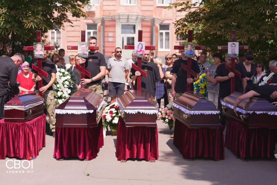 На Дніпропетровщині попрощалися з родиною Воронових, яку вбила російська ракета