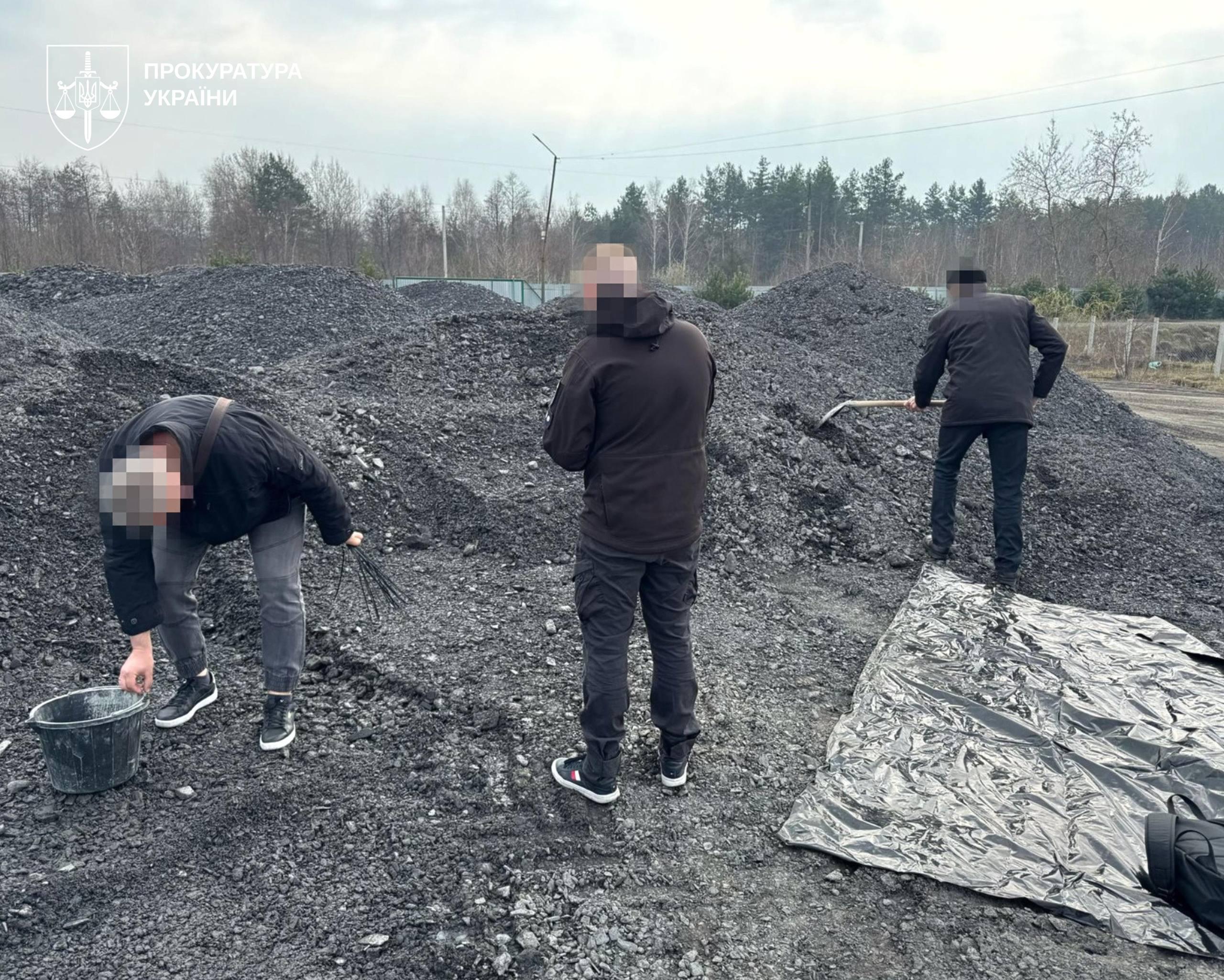 Вугілля “не пахне”: на схемі із закупівлями палива для шкіл та лікарень викрили 8 осіб