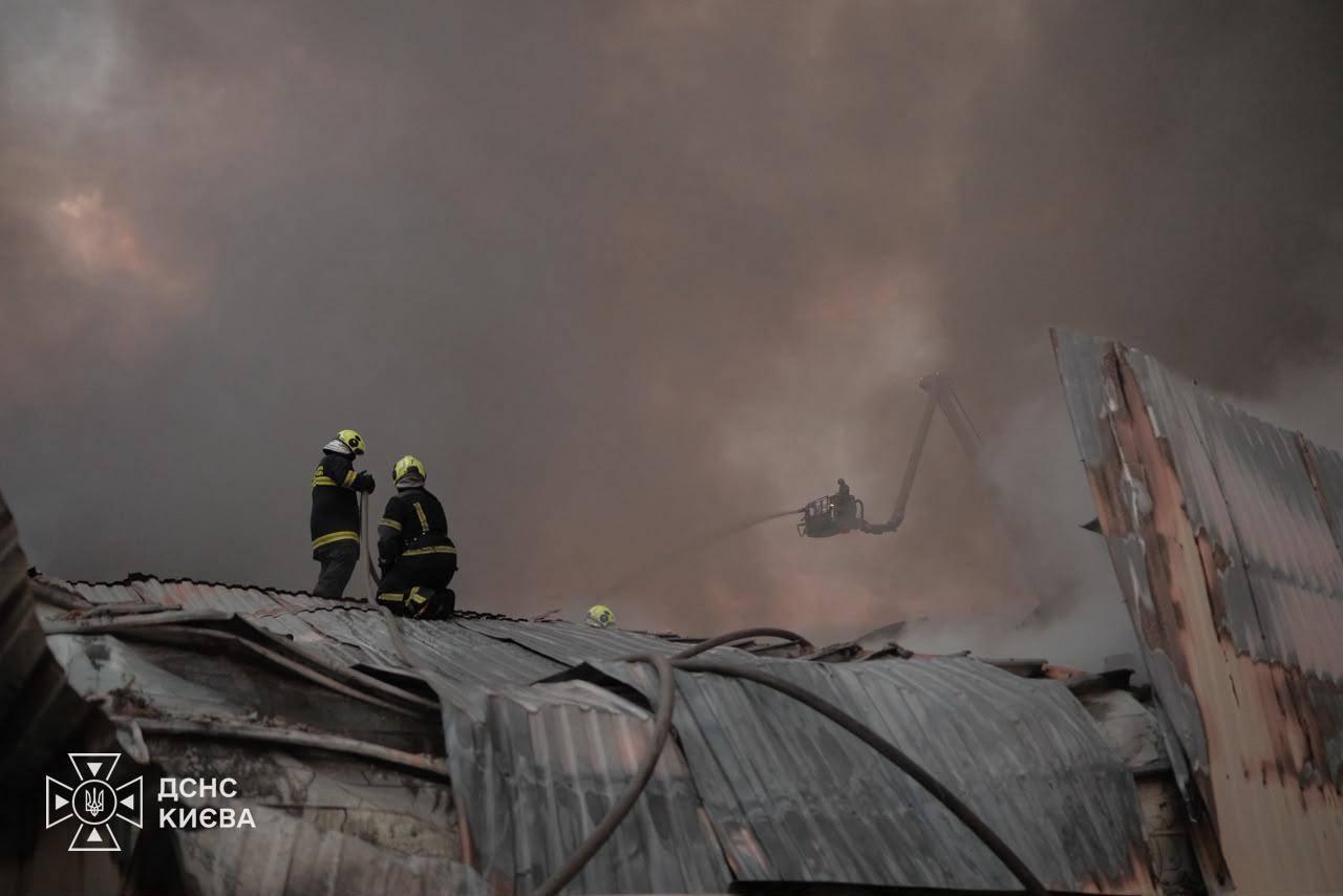 Чотири райони Києва постраждали внаслідок ворожої атаки: є загиблі та десятки поранених