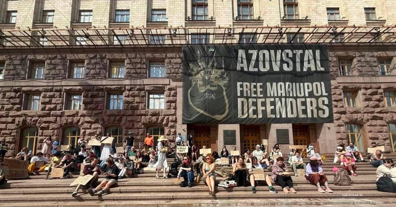 Десятки киян вийшли на мітинг під КМДА проти вирубки дерев на Теремках