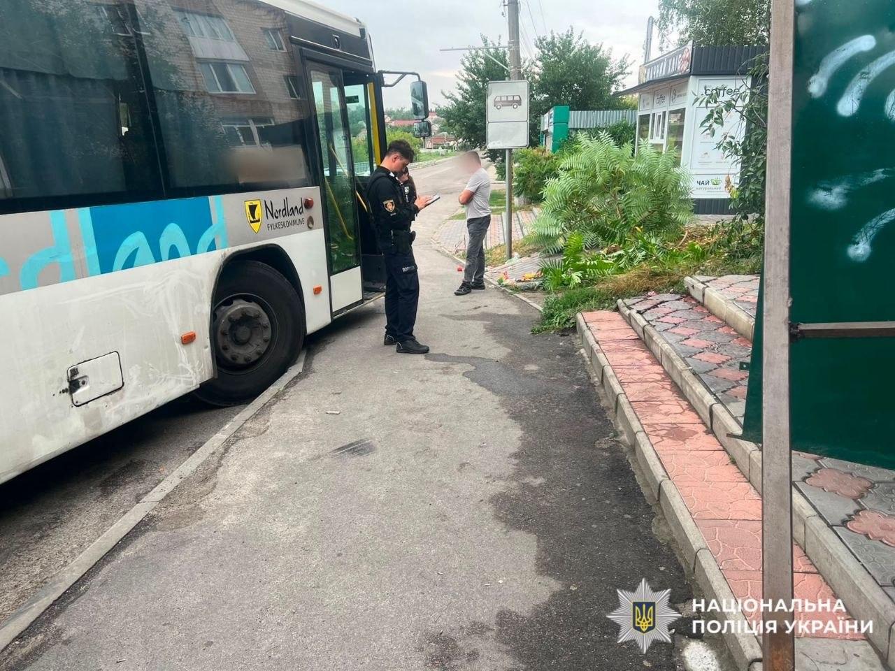 На Київщині автобус збив жінку на зупинці