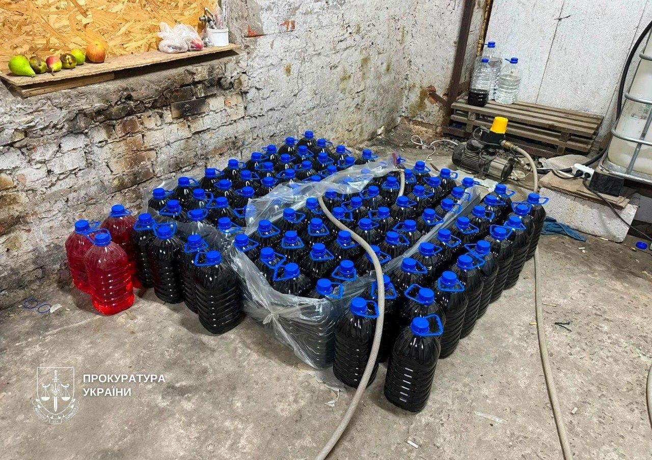 Під Києвом підпільно виробляли алкоголь відомих марок