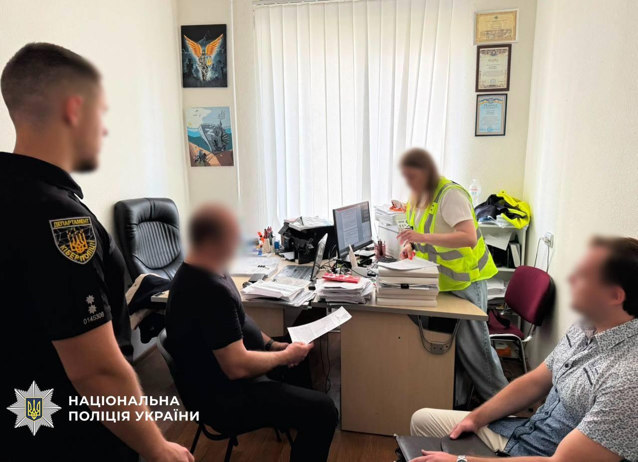 У Києві чоловік розбещував трирічну доньку та знімав це на відео
