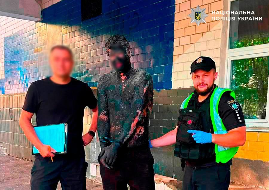 У Києві чоловік вимастився смолою, щоб «злитися з темрявою» та пограбувати магазин