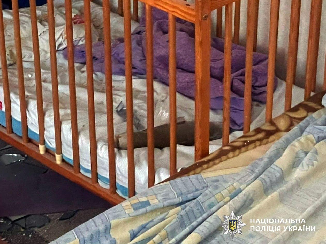 У Херсоні під час атаки боєприпас упав у дитяче ліжко, в якому спав дворічний хлопчик