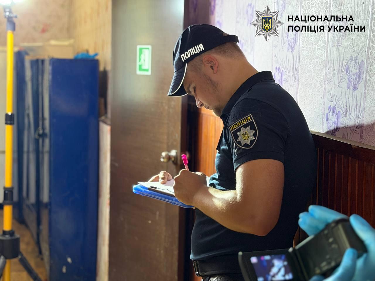 У столичному гуртожитку чоловік вбив товариша та ліг спати поруч з його тілом