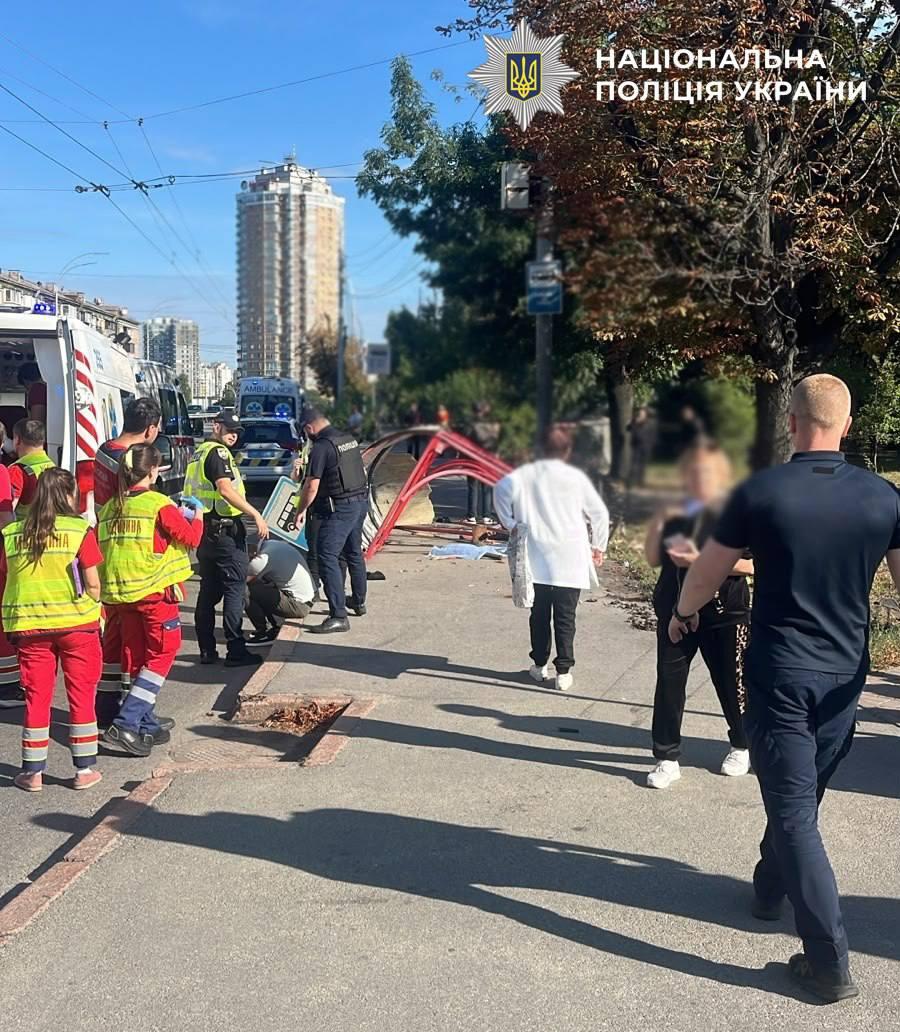 На Солом’янці легковик зіткнувся з маршруткою і в’їхав у зупинку: є загиблі та травмовані