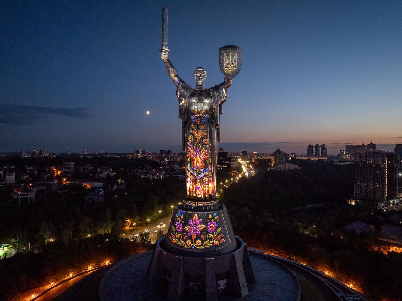 На Батьківщині-Матері запустили світлове шоу «Майбутнє пам’ятає»: коли його можна побачити