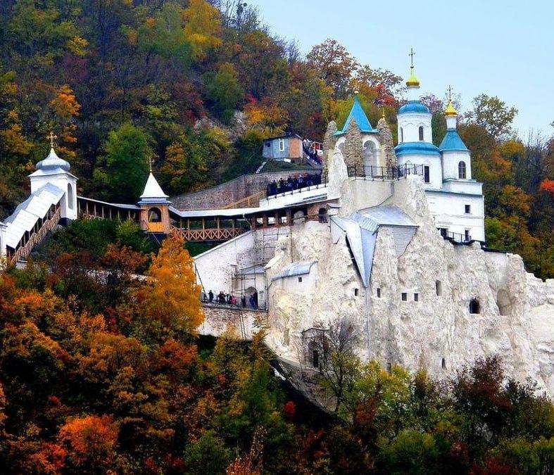 У Святогірській лаврі невідомі вбили ченця та поранили ще двох людей