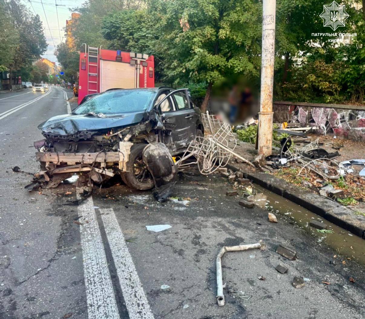 Пошкоджені автівки та огорожа: п’яний водій влаштував ДТП на Великій Житомирській