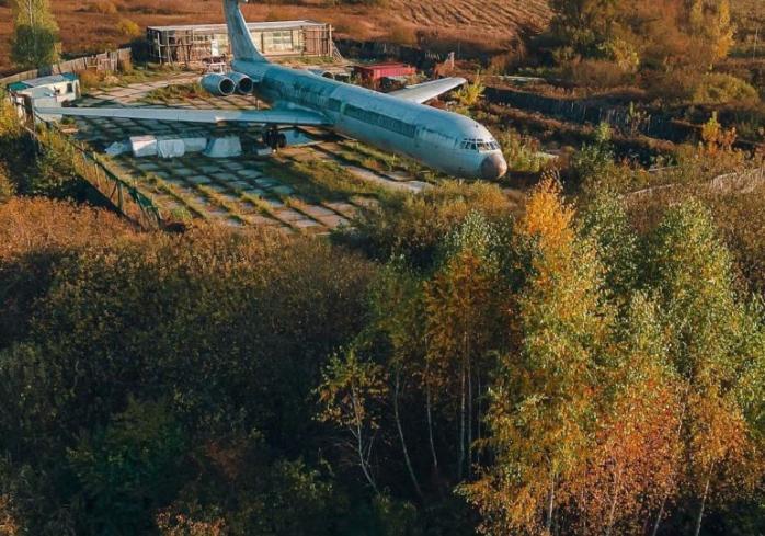 Під Києвом за $150 тисяч продають садибу з 43-метровим літаком Іл-62
