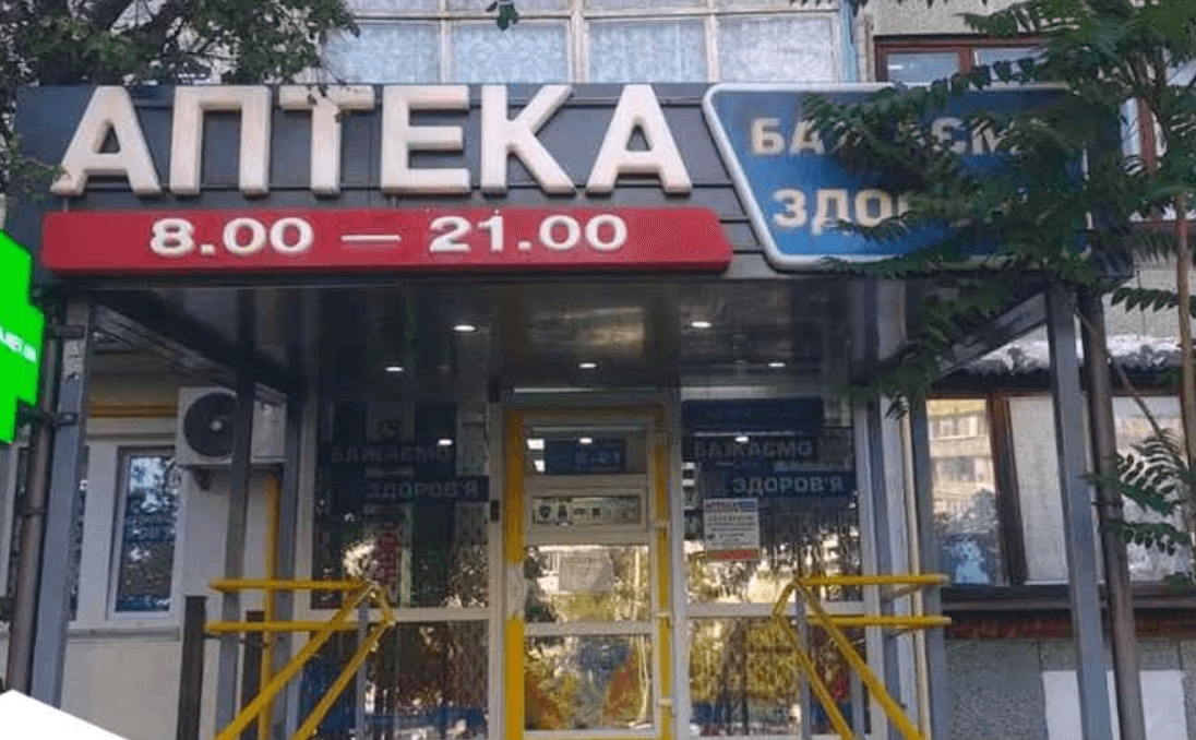 Біля Чоколівського бульвару демонтують незаконну рекламу