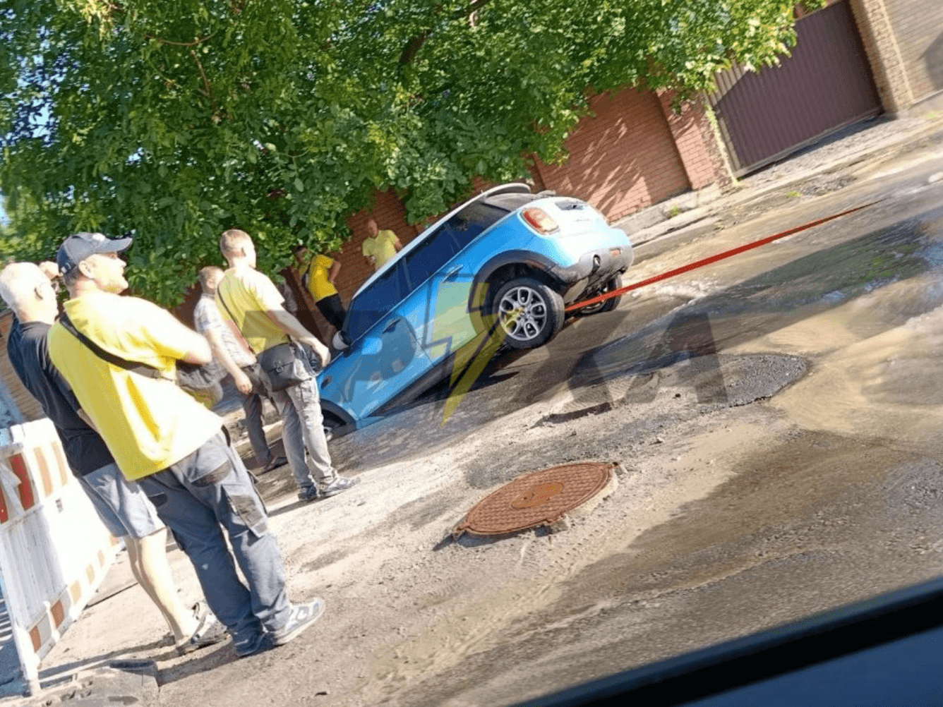 Автівка провалилась під землю через комунальну аварію на Білицькій