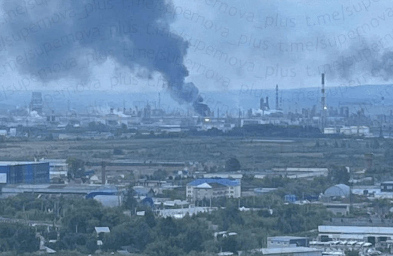 ЗСУ уразили ще один російський НПЗ та військовий аеродром