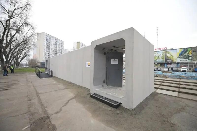 На зупинках транспорту впродовж місяця з’являться перші мобільні укриття