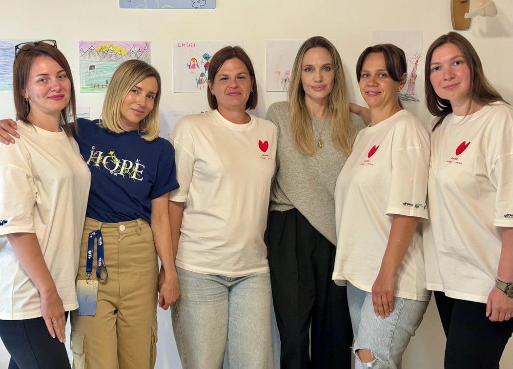 «Вони продовжують навчатися під землею»: Анджеліна Джолі розповіла про поїздку до Харкова