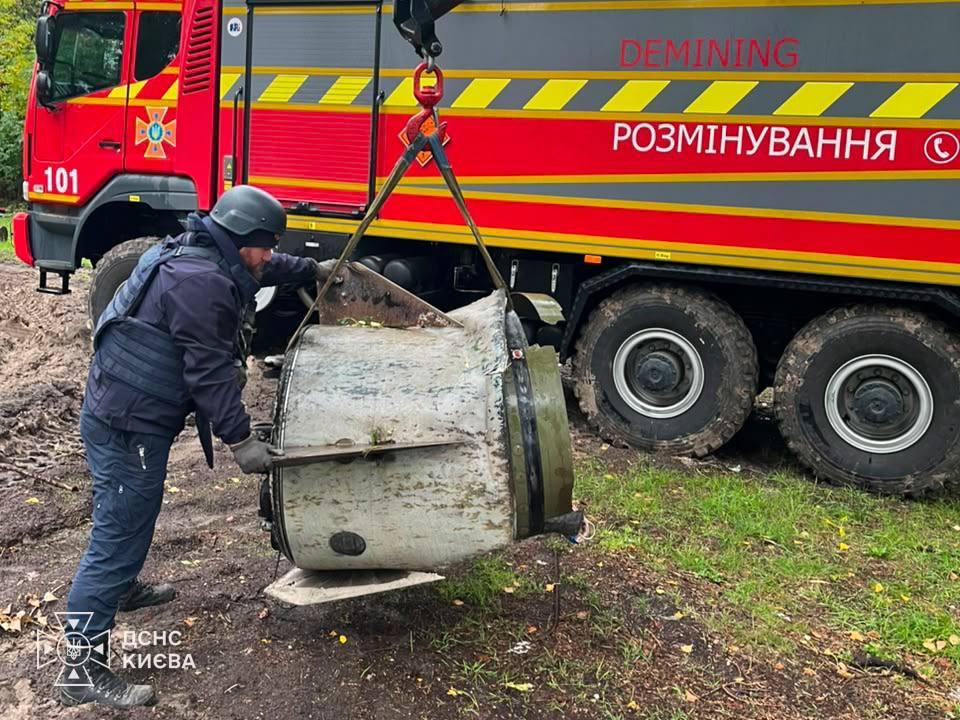 Біля житлових будинків у Києві вилучили залишки російської балістичної ракети