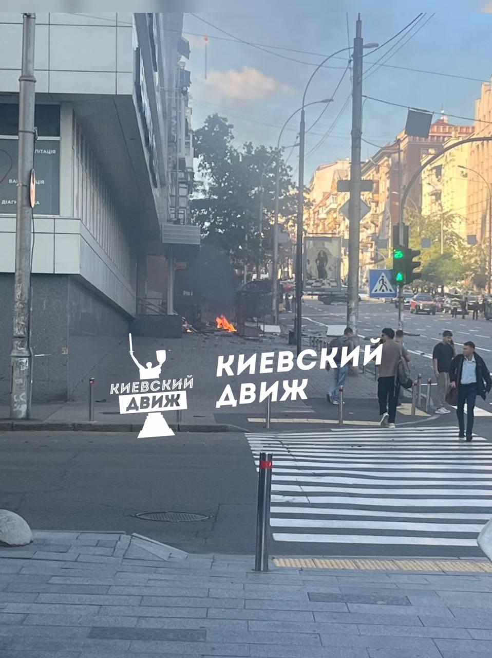 Російський дрон влучив у будівлю медцентру «Добробут» біля станції «Олімпійська»