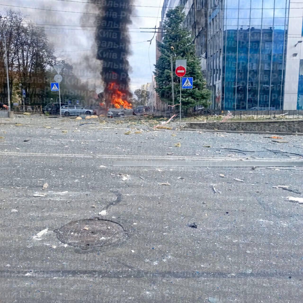 Російський дрон влучив біля офісної будівлі на Солом’янці, є загиблі і постраждалі