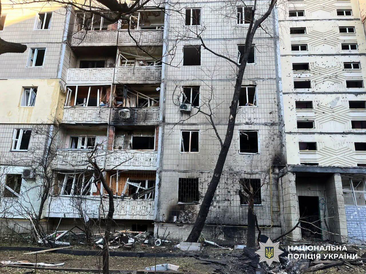Пожежа охопила чотири поверхи: з’явились фото пошкодженої дроном 9-поверхівки у Дніпровському районі
