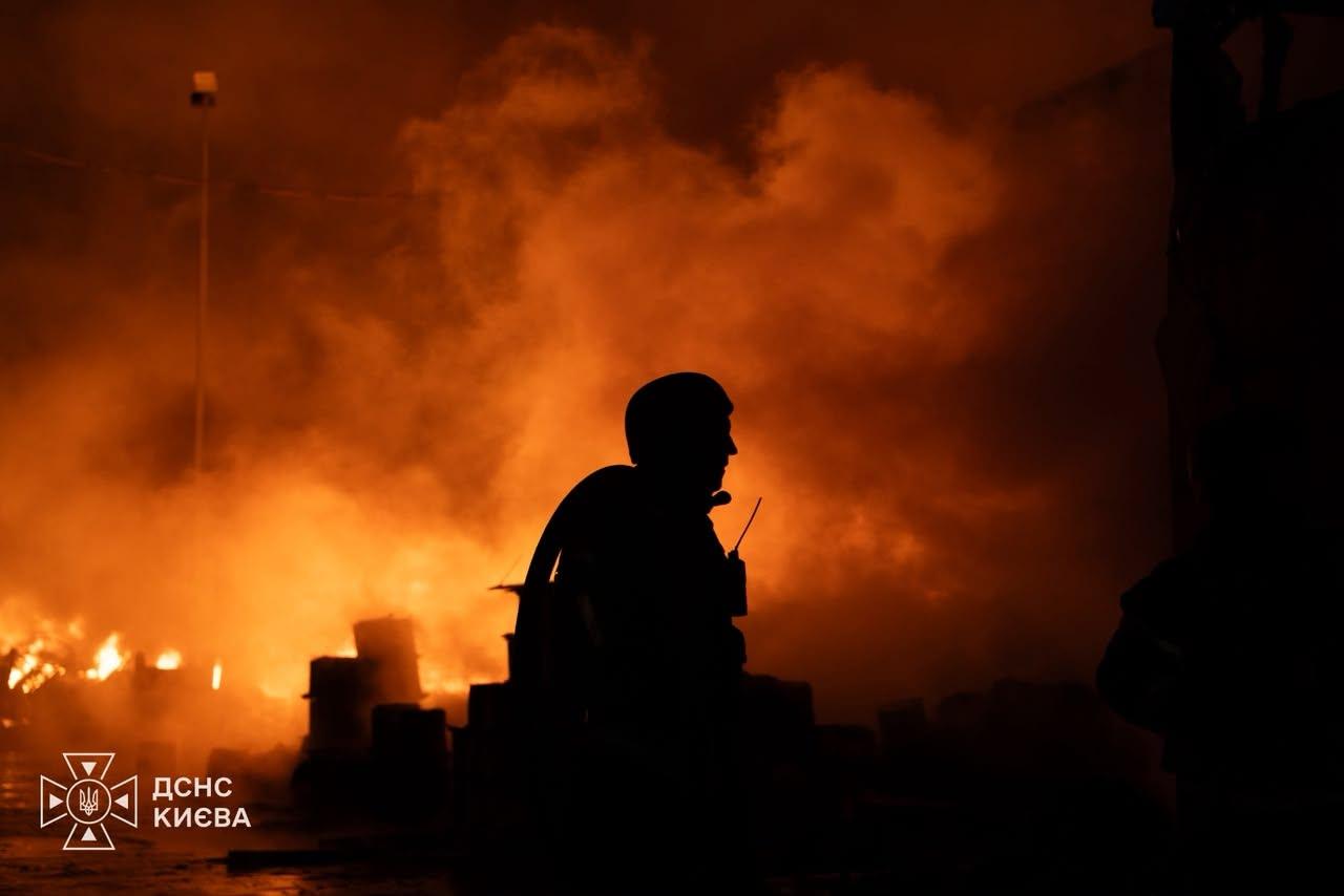 У Києві внаслідок атаки пошкоджено пів сотні об’єктів, на 7 локаціях розбирають завали