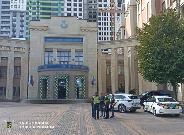 Київський університет зібрав студентів на концерт просто неба під час повітряної тривоги