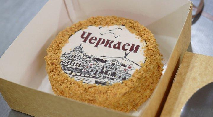 У Черкасах презентували фірмовий торт «Черкаси» з абрикосами та горіхами