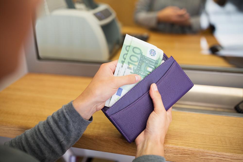 Євро падає у ціні: де зараз вигідно обміняти валюту