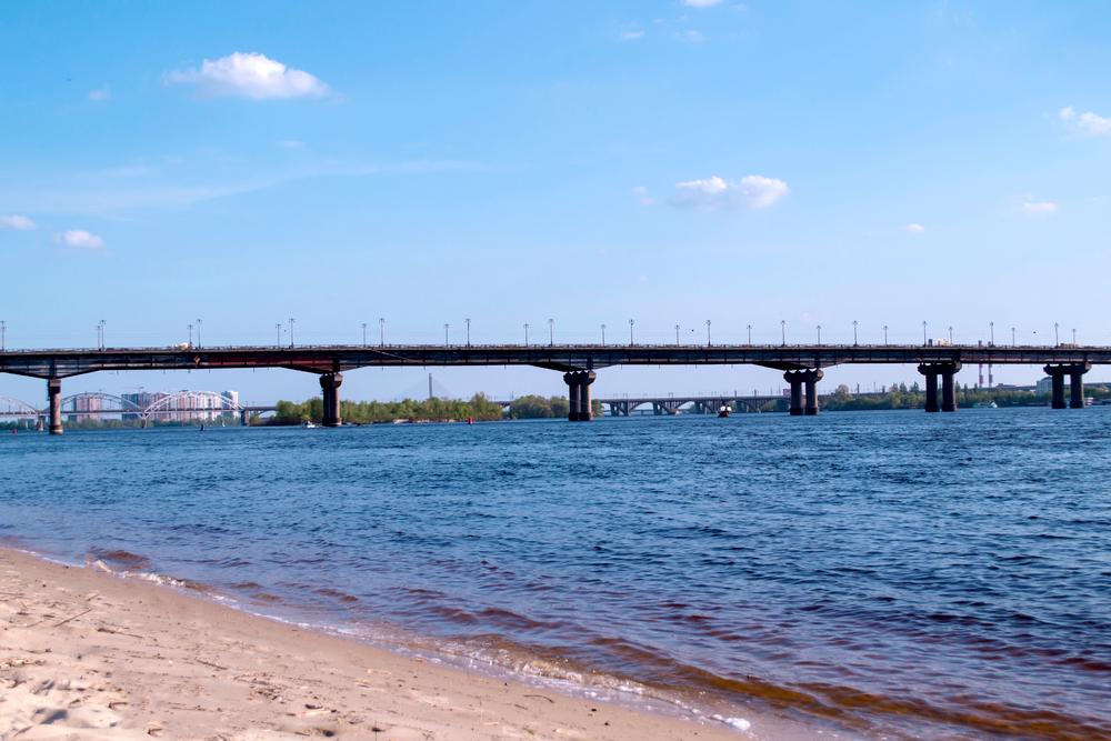 У Києві кілька днів обмежуватимуть рух мостом Патона