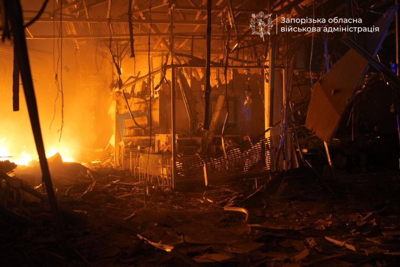 Росіяни поцілили у торговельний центр у Запоріжжі