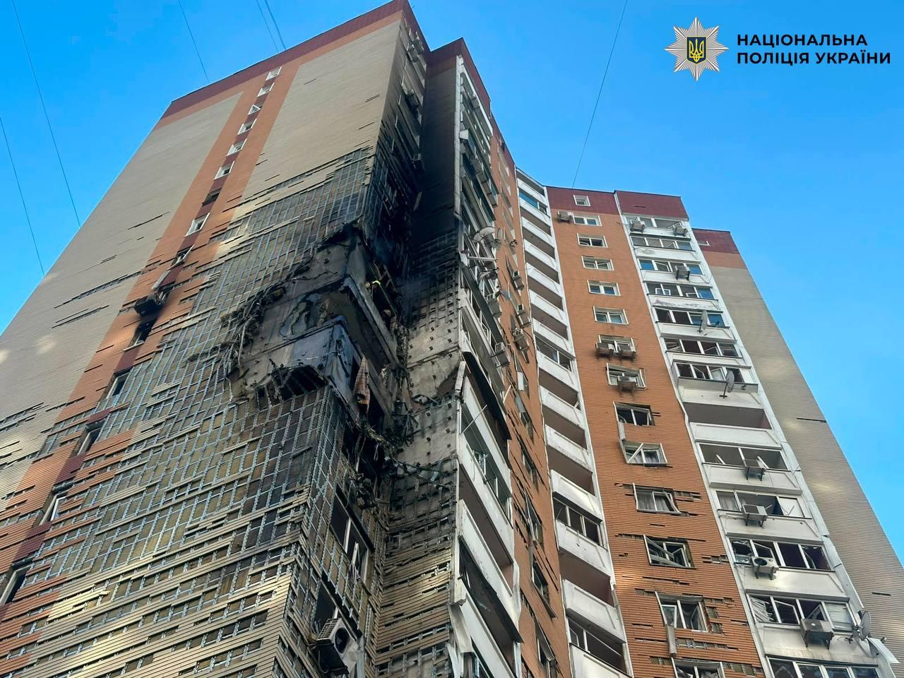 Внаслідок влучання у багатоповерхівку у Дарницькому районі постраждали п’ятеро людей, серед них – вагітна жінка