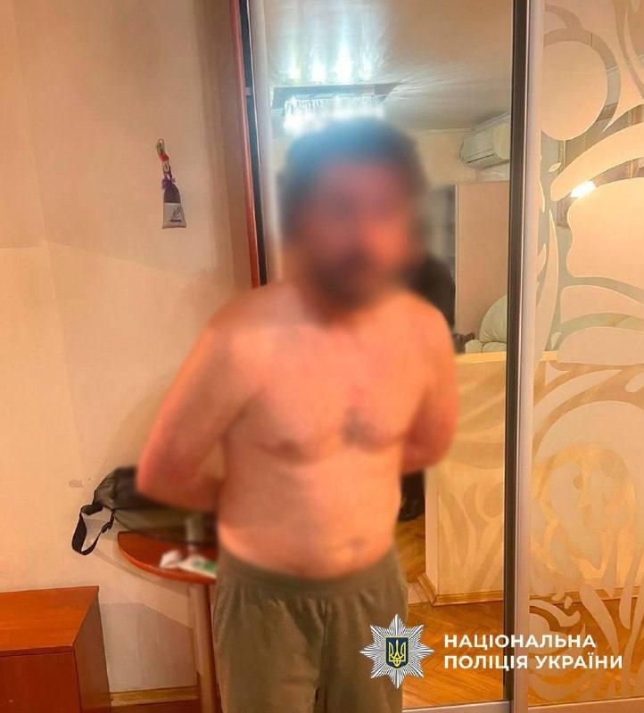 Не поділили паркомісце: у Шевченківському районі чоловік з балкона стріляв по автівці