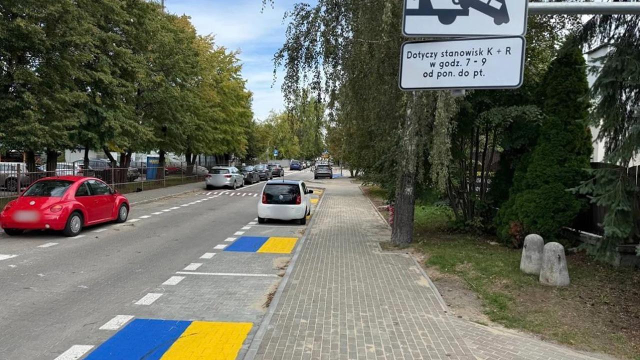 У Польщі синьо-жовту розмітку біля школи сприйняли за «парковку для українців»