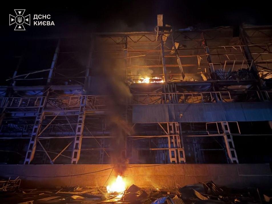 Росіяни вночі знову атакували Київ: є влучання у Голосієві