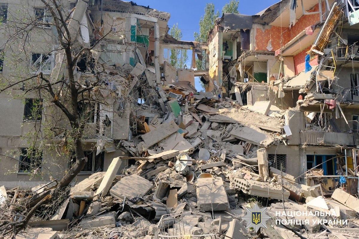 Росіяни поцілили у багатоповерхівку у Краматорську: під завалами опинилися люди