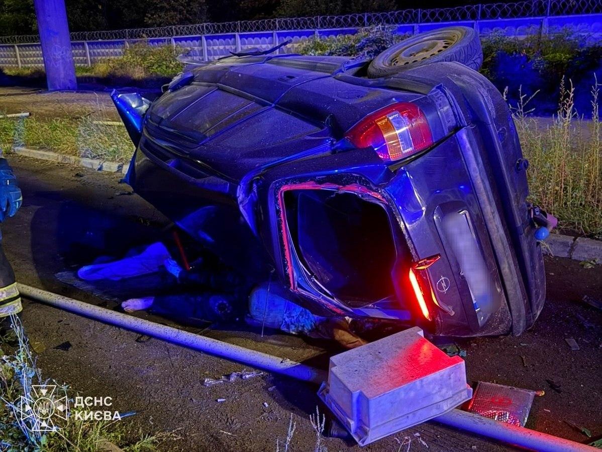 У Києві автівка впала з моста: водій загинув