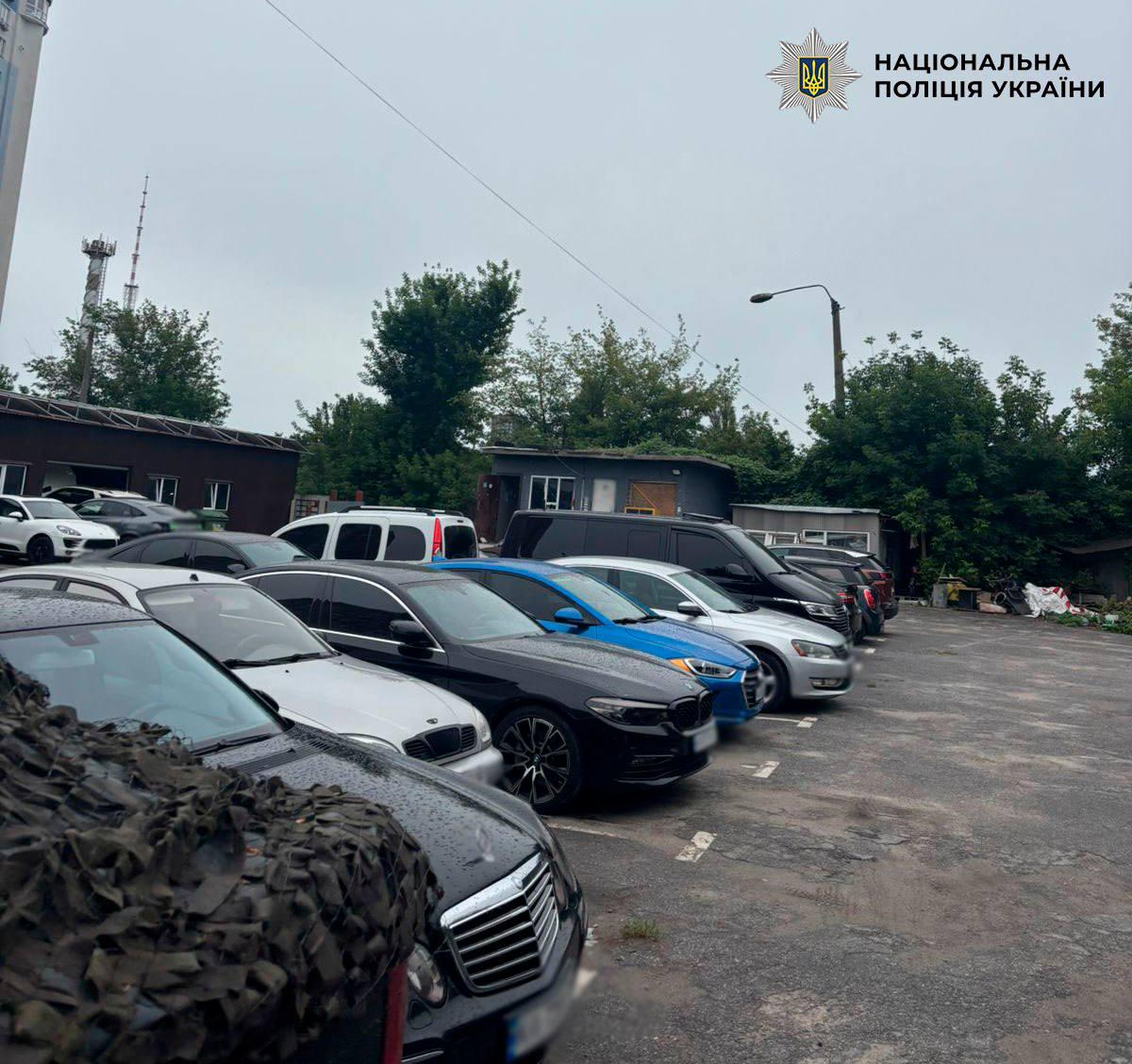 Столичний підприємець захопив землю в історичному центрі Києва та облаштував там парковку