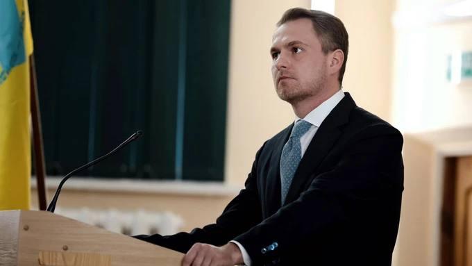 Кравченко виїхав з України не на службовому авто, а на преміумтаксі — УП