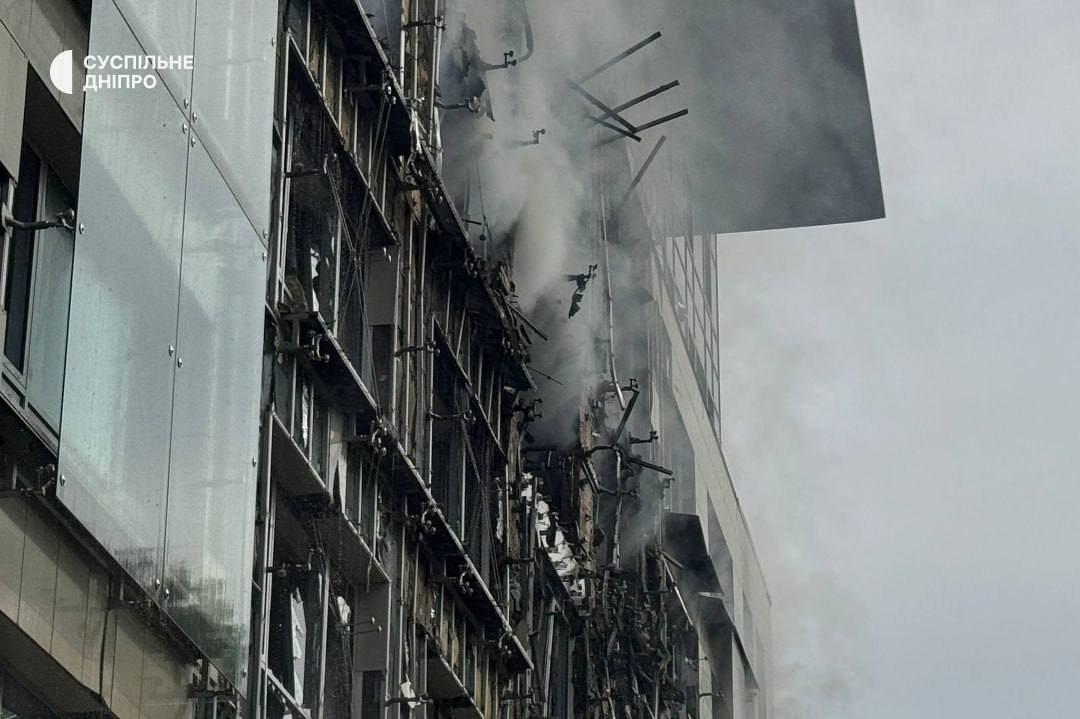 РФ ударила дроном по бізнес-центру у Дніпрі: троє загиблих, щонайменше 12 поранених