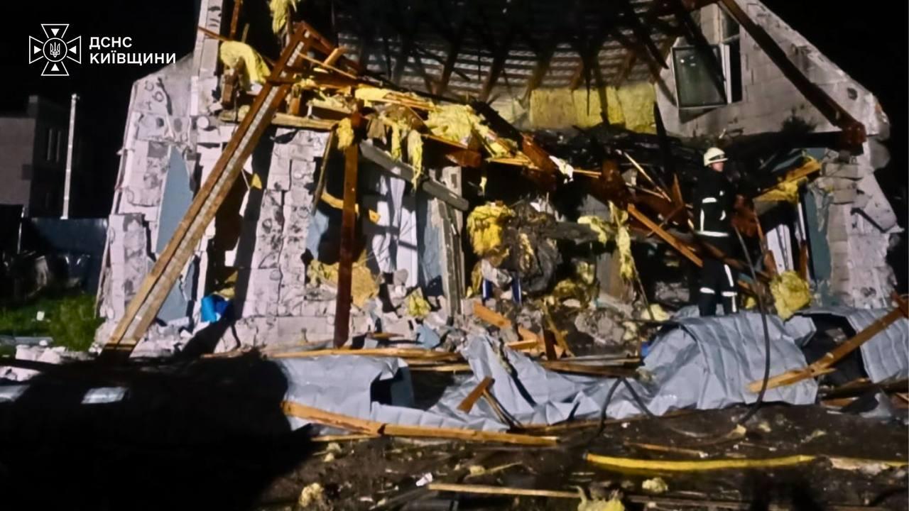 П’ять районів Київщини постраждали внаслідок ворожих обстрілів: є поранені