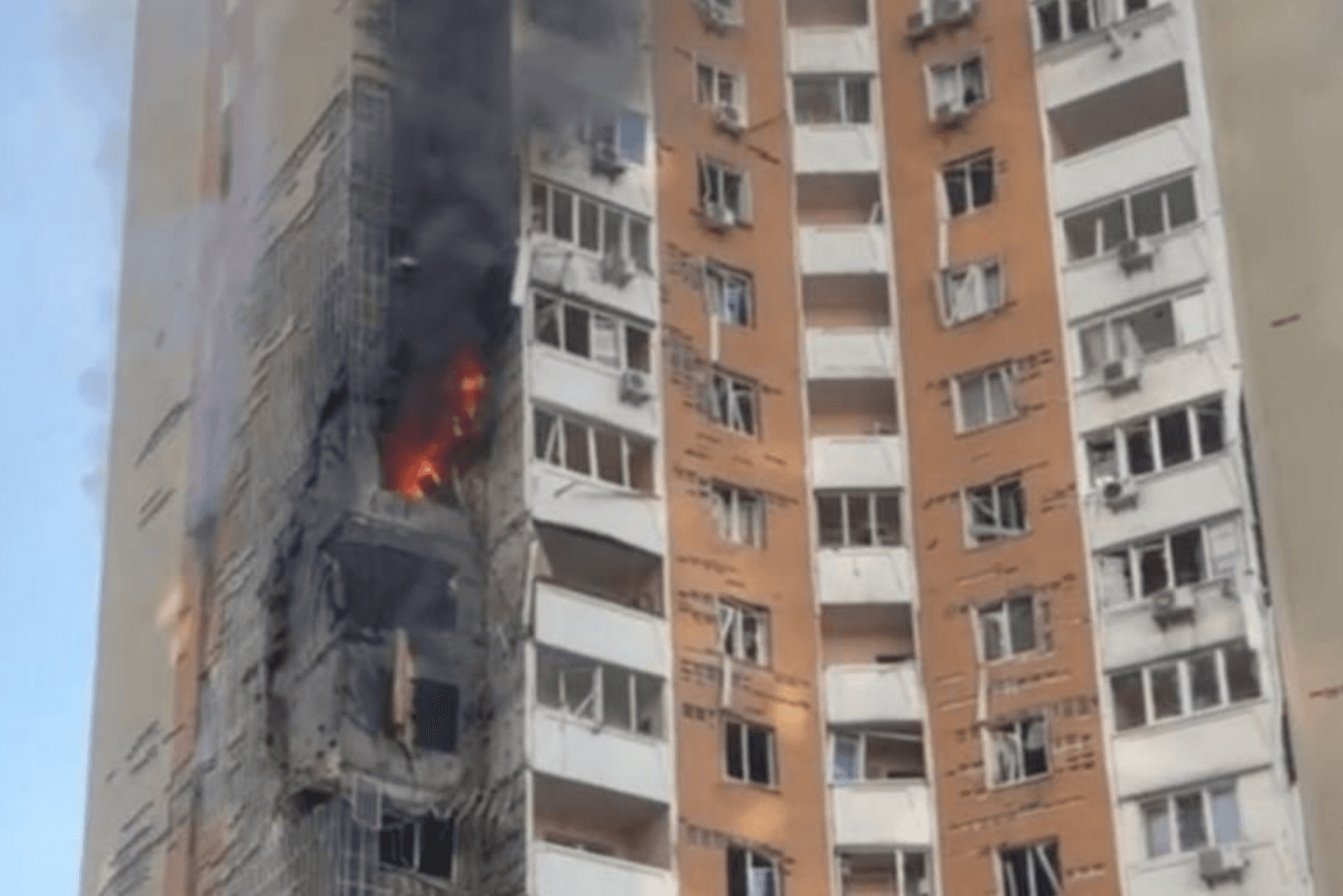 Ворожий безпілотник влучив у багатоповерхівку у Дарницькому районі