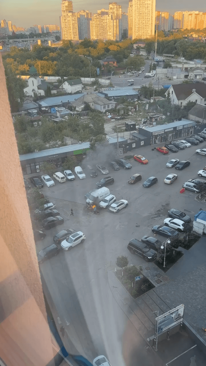 Кияни голими руками відтягували палаючий уламок шахеда, щоб врятувати автівки від вогню