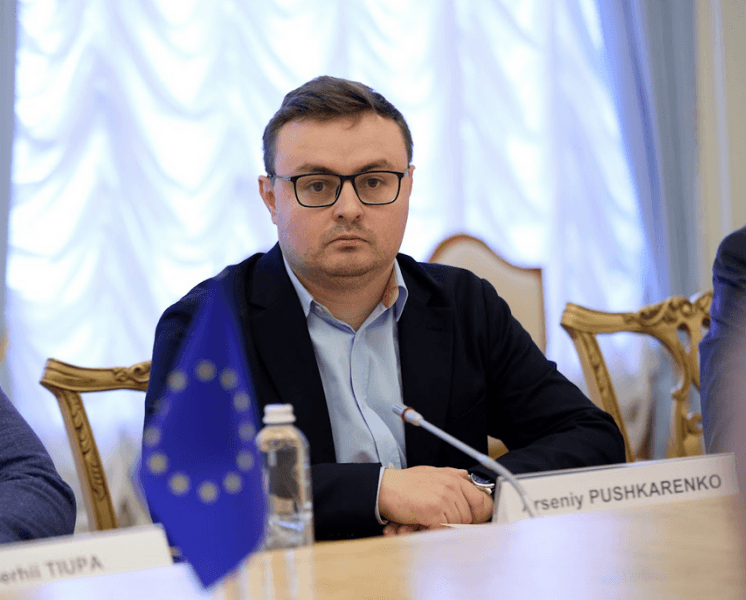 Скандал: нардепа Арсена Пушкаренка звинувачують у тиску на талліннських посадовців