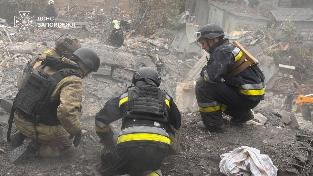 У Запоріжжі після восьми годин пошуків з-під завалів дістали жінку